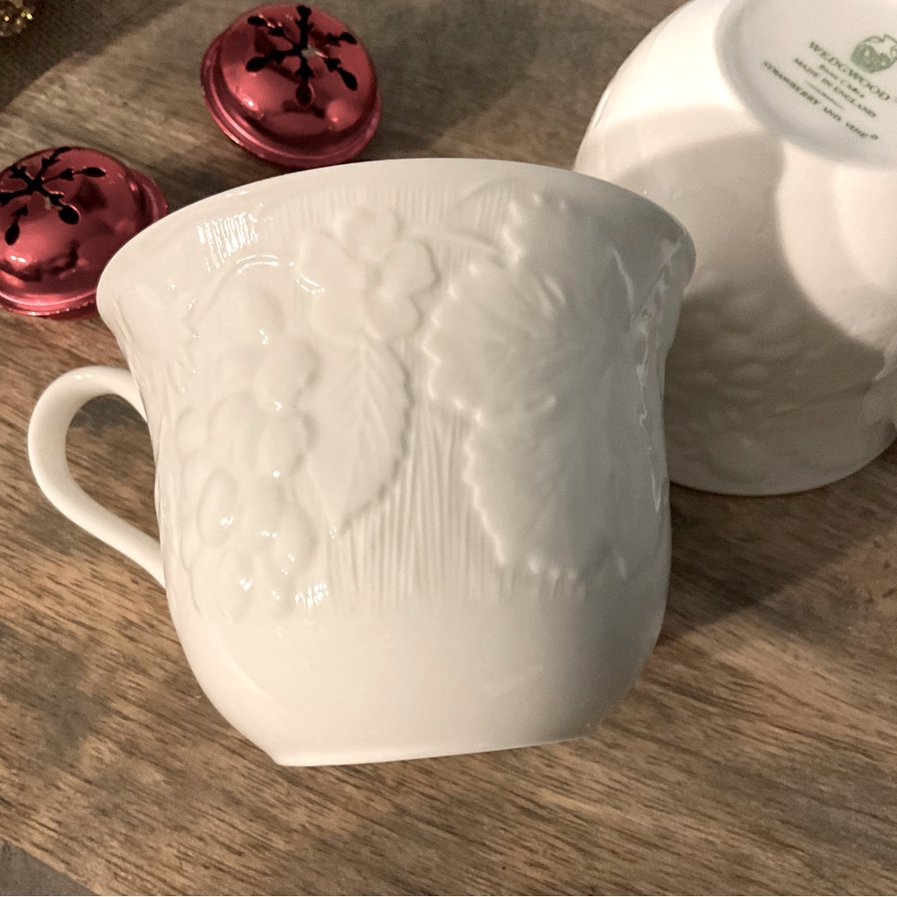 Set Wedgwood Strawberry & Vine Tea Cups Bone China All White - Picture 4 of 7